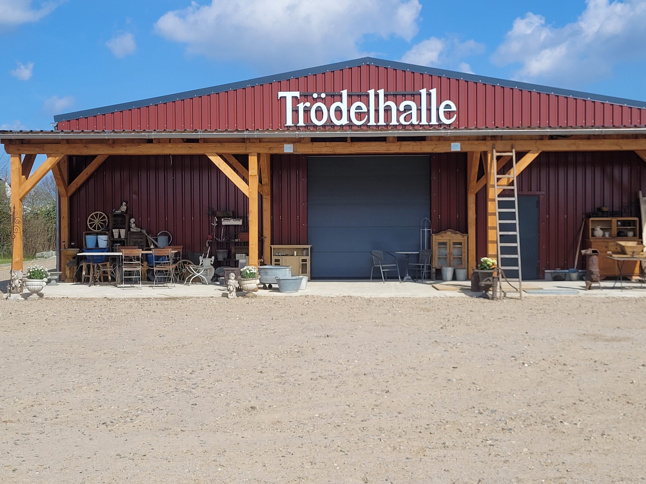 Außenansicht der Trödelhalle Plau am See mit Vintage-Möbeln und Trödel